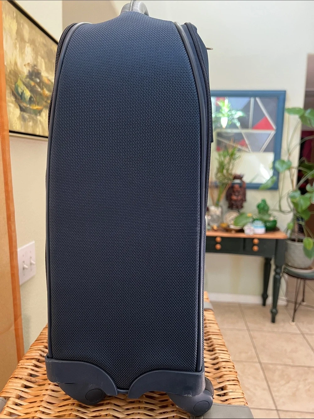 Samsonite 1910 Dark Blue Upright Spinner Carry-On Pre-owned. Very good condition